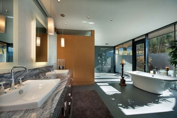Banheira de banheiro com decoração moderna