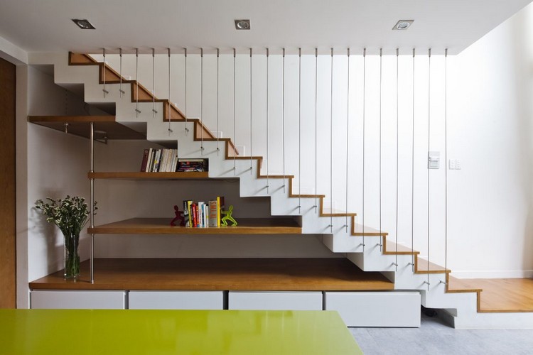 cor acentos-interior-verde-mesa-escadas-prateleiras-madeira-embaixo-criar-espaço de armazenamento