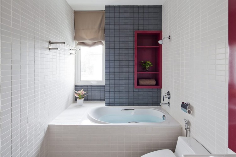 cor acentos-interior-banheiro-vermelho-prateleira-branco-azulejos-pequena-banheira