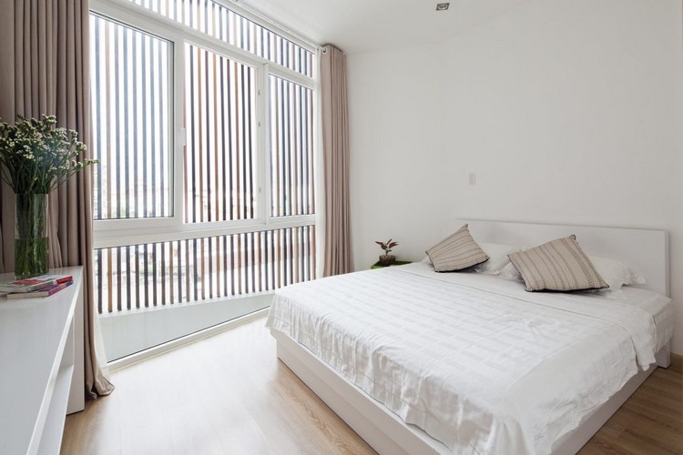 cores acentos-interior-quarto-branco-bege-acentos-cortinas-vigas de madeira-telas de privacidade