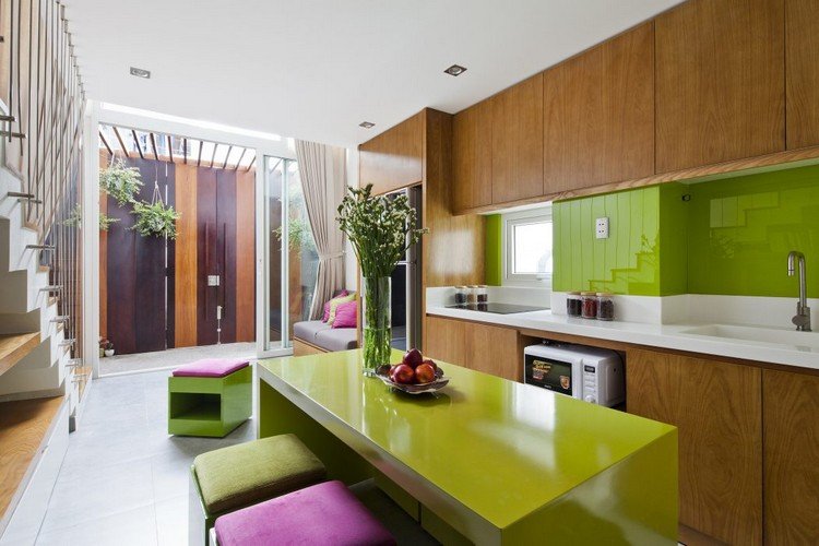 Acentos coloridos na área de entrada interna - cozinha - móveis de casa separados - apartamentos coloridos