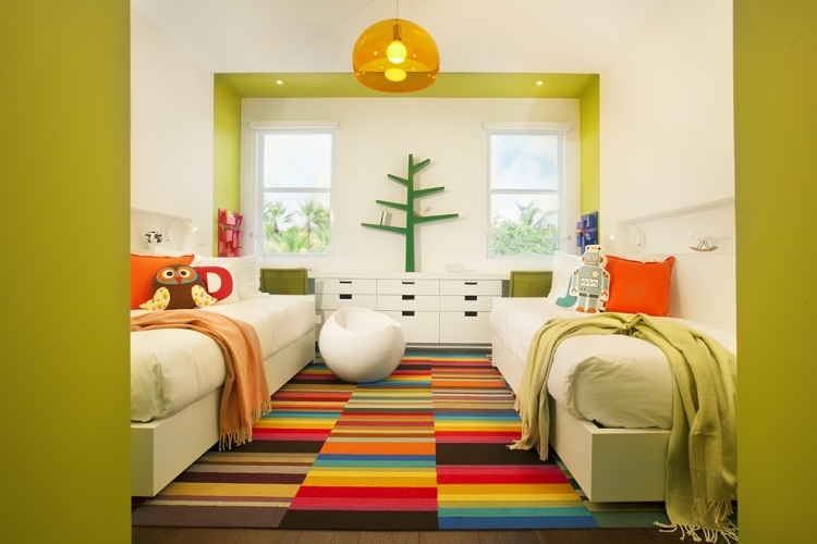 cores-quarto-das-crianças-branco-móveis-pode-verde-parede-acentos-tapete-colorido