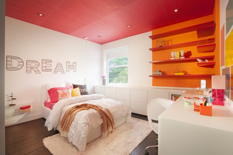 Cores no quarto das crianças-menina-vermelho-cobertor-laranja-acento de parede-móveis brancos