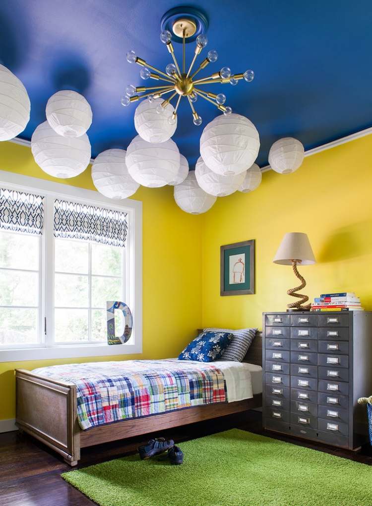 cores no quarto das crianças menino-amarelo-parede-pintura-azul-cobalto-teto-verde-carpete