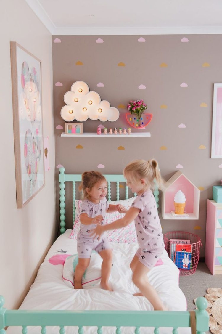 cores no quarto das crianças taupe-wall-wallpaper-cloud-motif-mint-green-bed-pink-acentos
