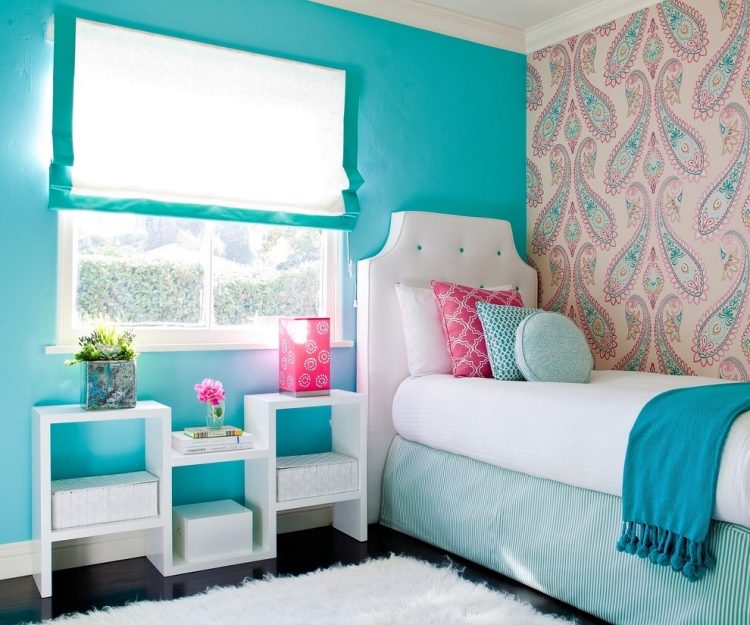 cores-quarto-das-crianças-céu-azul-parede-cor-branco-móveis-rosa-padrão-papel de parede