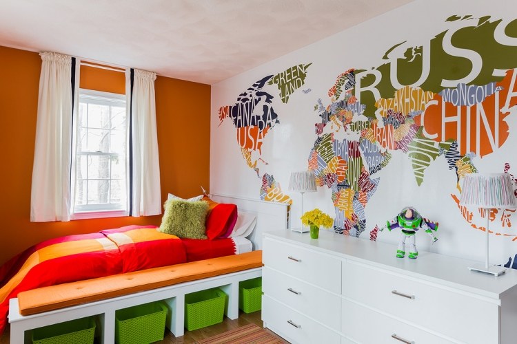 Cores no quarto das crianças laranja-acento-parede-verde-acentos-decoração-parede-mapa-múndi