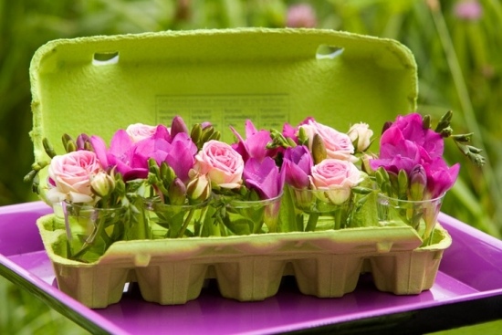 Mini vaso de flores, buquê, caixa de ovo elaborando clima de primavera