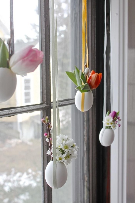 Tigelas para ovos penduradas em pequenos vasos de flores para decoração de loops