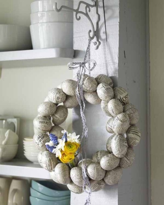 Idéias de ovos de decoração de Páscoa com coroa de flores de papel Mache
