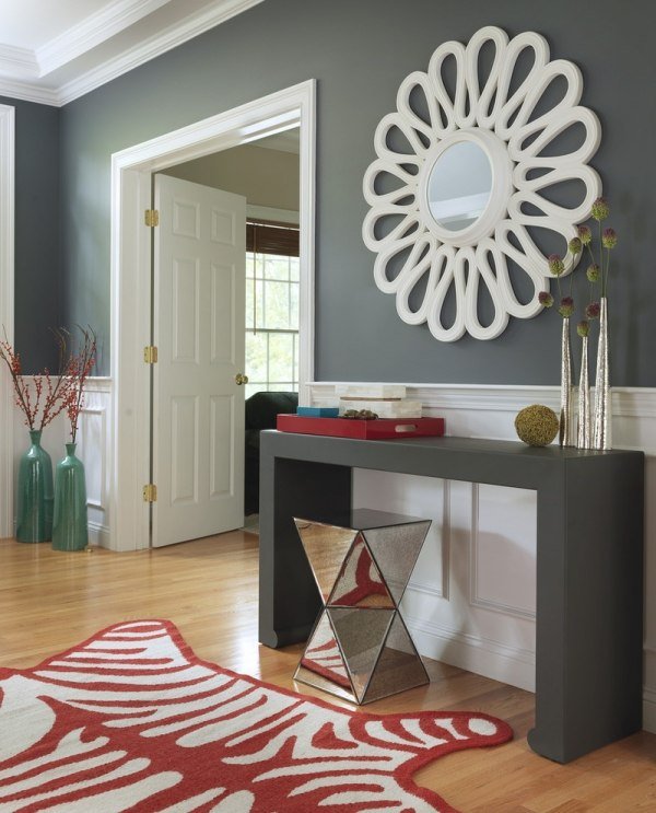 Flor-parede-espelho-quadro-branco-contraste-parede-design-antracite-cinza-corredor