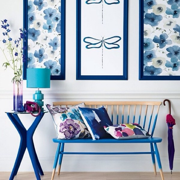 Color-design-in-the-corridor-watercolors-turquoise-deep-blaz-bench-sofa-almofadas