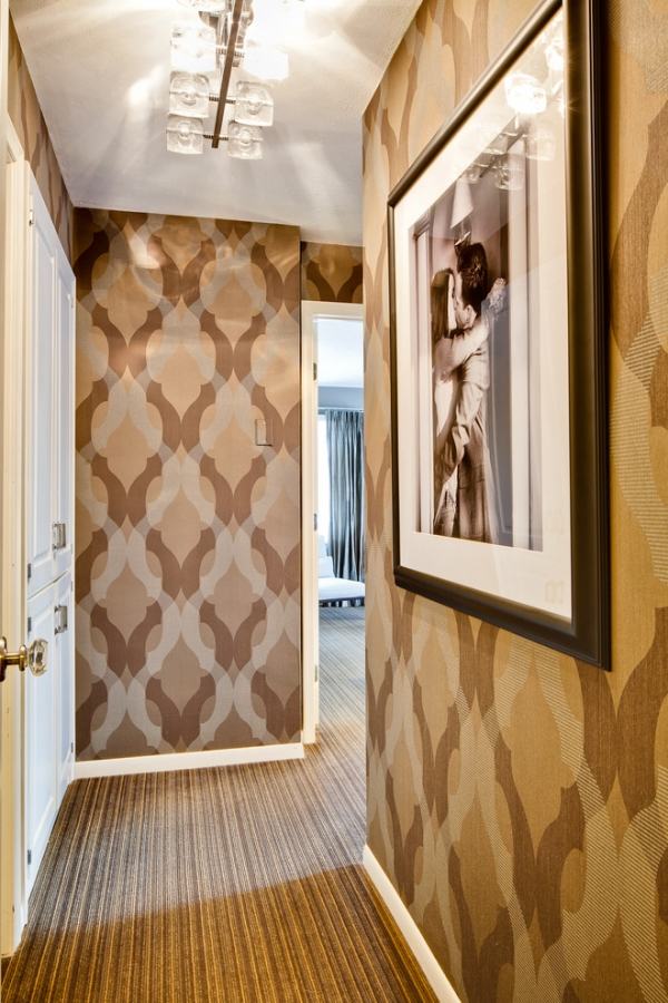 Paredes com design de corredores com padrões de tons de terra quentes revestidos de papel de parede