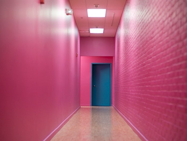 Cor-de-rosa-corredor-paredes-estrutura-brilhante-tijolos-pintados-gesso decorativo