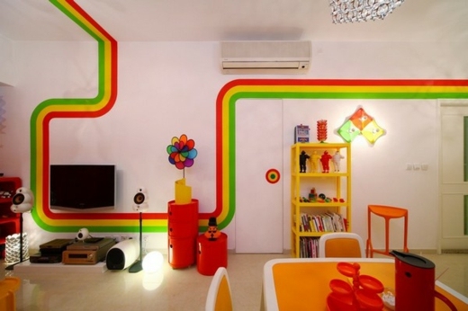 Apartamento em Hong Kong Acentos coloridos na sala de estar moderna