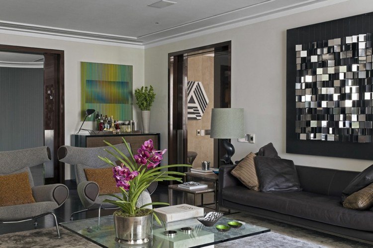 decoração de parede poltrona cinza almofadinha marrom