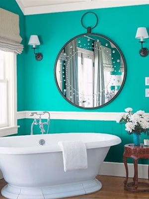 design de banheiro de parede com acento verde