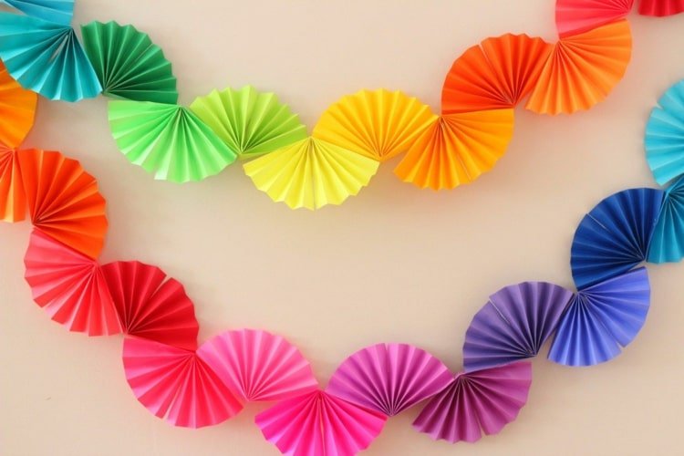 Faça guirlandas de carnaval com as cores do arco-íris com os fãs