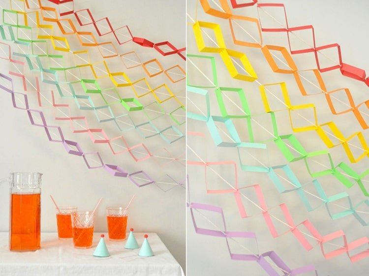 Faça guirlandas de carnaval com quadrados feitos de tiras conectadas com cordão