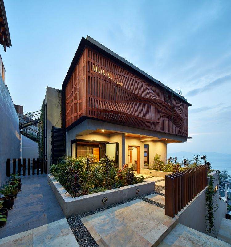 Fachada com casa de design moderno revestido de madeira brise soleil proteção solar tela de privacidade luz noturna