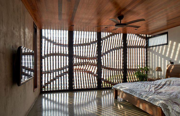 fachada revestida com madeira design moderno casa brisa soleil proteção solar privacidade proteção quarto teto de madeira