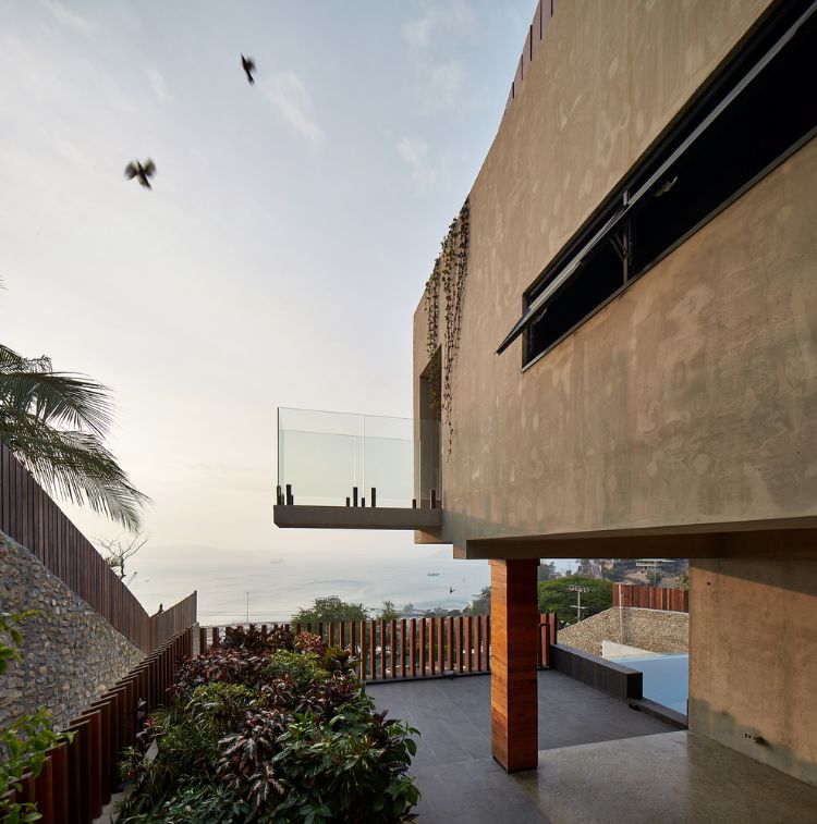 vista lateral terraço varanda proteção contra quedas proteção contra quedas vidro vista para o mar plantas parede de concreto pilar clínquer deslizamentos de tijolos jardim da frente