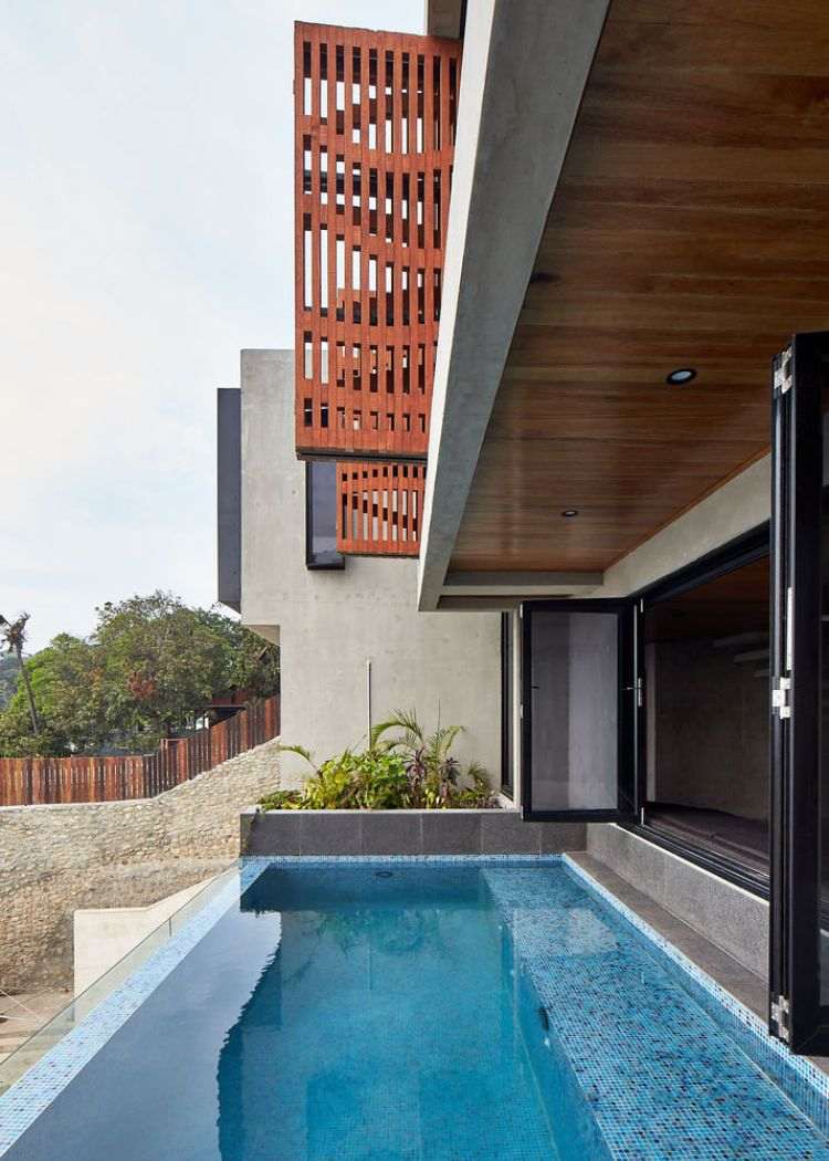 Fachada com casa de brise soleil de design moderno revestida de madeira proteção solar proteção de privacidade piscina portas deslizantes de vidro