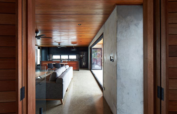 casa de design moderno, sala de estar, sofá, cozinha embutida, parede de concreto, painéis de madeira