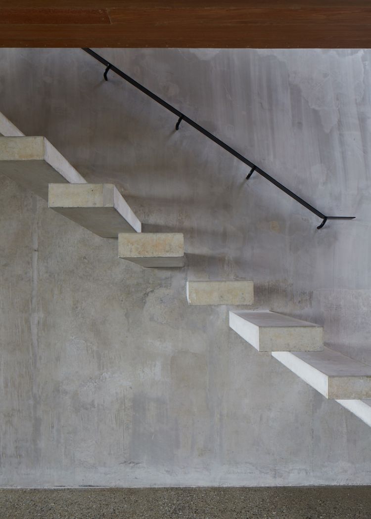 vista lateral proteção contra quedas proteção contra quedas escada de parede de concreto de ferro