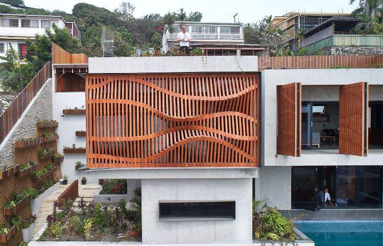 Fachada com casa de brise soleil revestida de madeira de design moderno proteção solar proteção de privacidade piscina jardim vista frontal