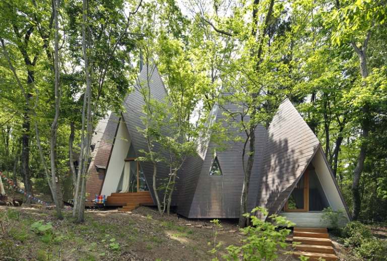 Revestimento-madeira-escadas-casa-floresta-arquitetura moderna