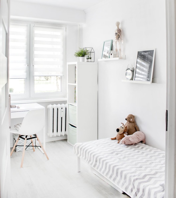 Escurecer cortinas de enrolar para janelas com ideias de decoração em branco para crianças