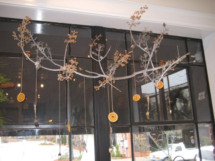 decoração de janela-consertar-outono-ramo-laranja-painéis-talheres-velha-treliça-janela
