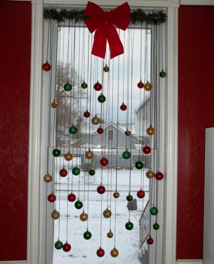 decoração de janela-funil-natal-bolas-coloridas-penduradas-fita-vermelha-grande