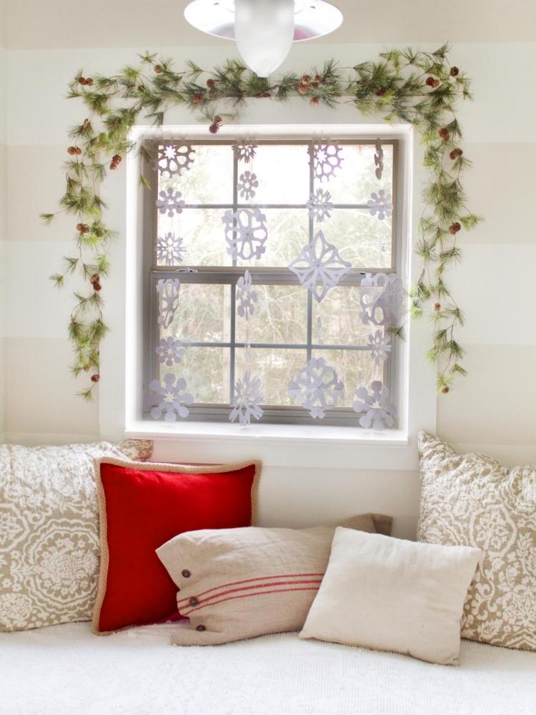 decoração de janela-funil-inverno-natal-flocos de neve-girlane-coníferas-cones-sofá-almofadas