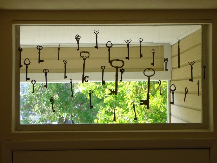 decoração de janela-mexer-velho-vintage-chave-pendurada-ideia-criativa