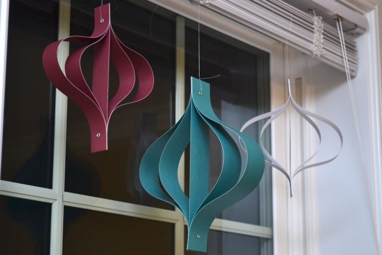 decoração de janela-funileiro-papel-papelão-tiras coloridas-pendurar