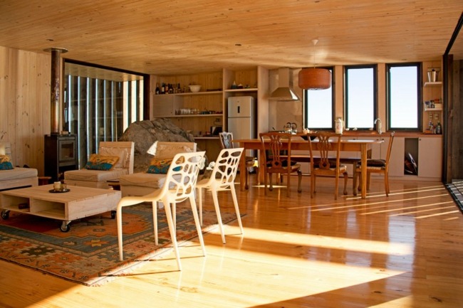 pequena cozinha sala de jantar móveis de madeira área de estar em parquet