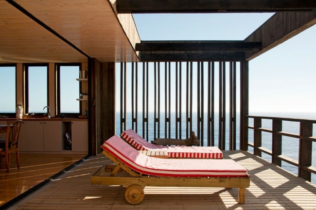 Casa de rochas espreguiçadeiras de madeira arquitetura moderna proteção solar