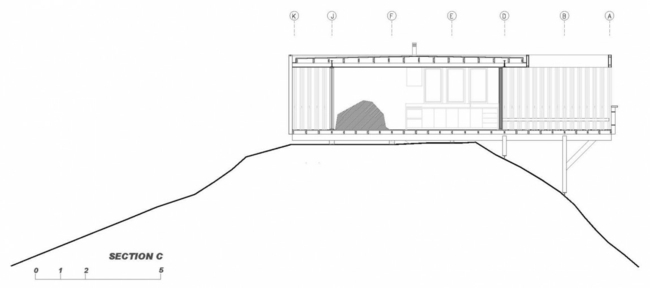 Projeto da janela de vidro com vista lateral do novo edifício em declive da casa