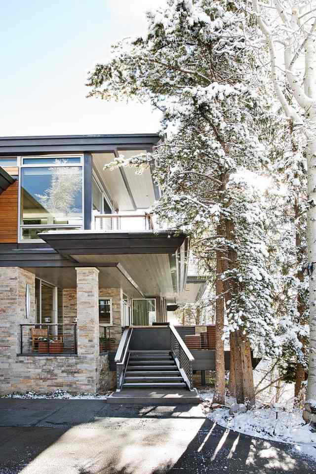 Casa de campo com fachada de pedra de madeira de dois andares EUA Aspen