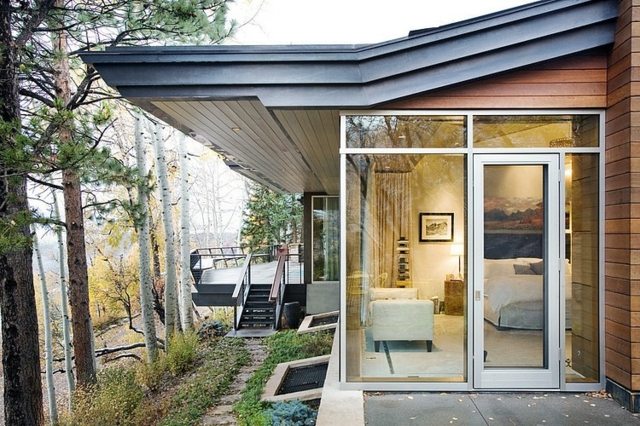 Ideias de fachada de vidro moderno e elegante telhado de duas águas com porta de vidro