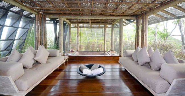 terraço coberto sofá de piso de madeira relaxar villa de ópio