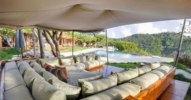 villas de férias na área de estar do caribe com travesseiro