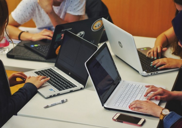 Melhorando as habilidades linguísticas por meio de dicas de ensino à distância