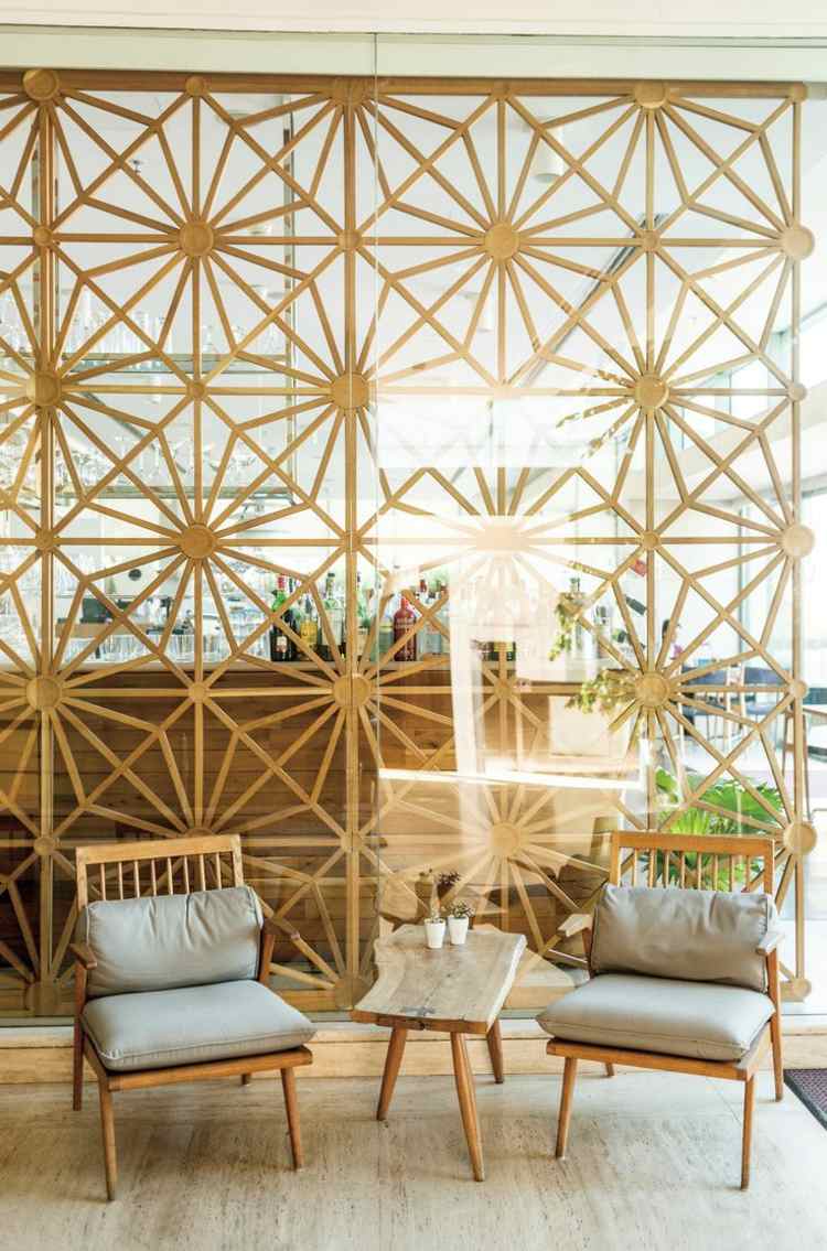 parede divisória móvel atraente tiras de madeira padrão cadeiras estilo tropical