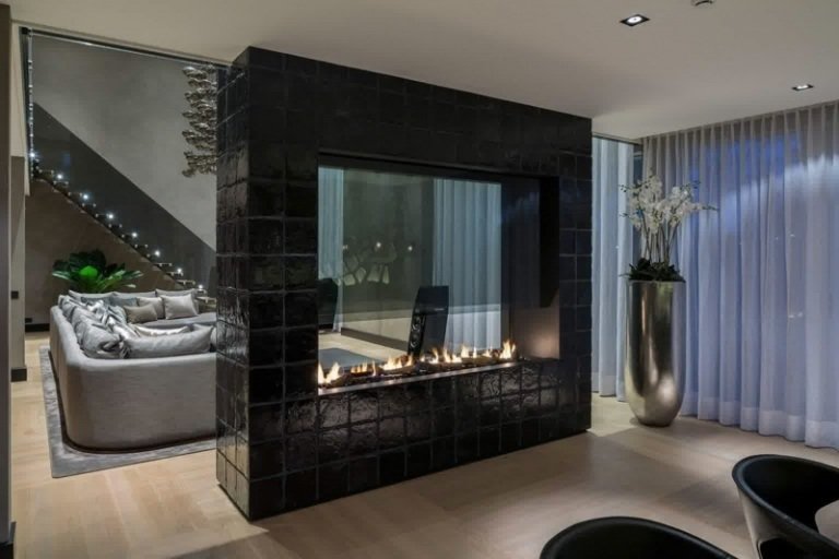 parede divisória móvel design fixo lareira azulejos pretos sala de estar moderna