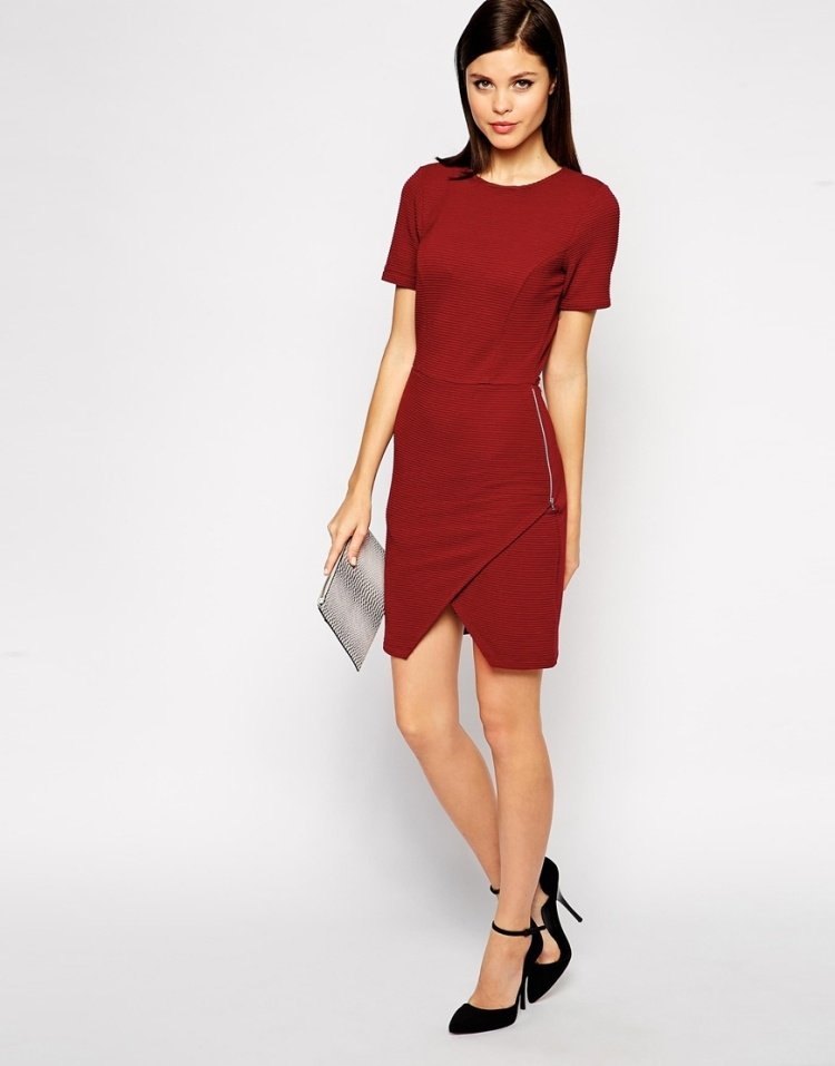 Figura-abraçando-vestido-costela-padrão-assimétrico-bainha-vermelho