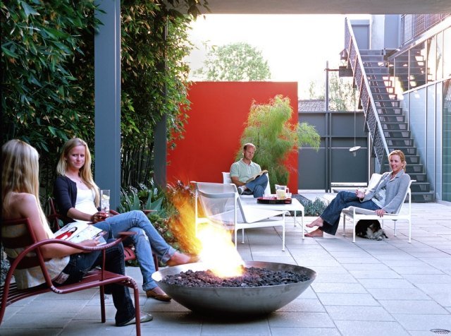 Pedra de lava de fogo moderna ou amigos de vidro colorido de fogo sentados juntos