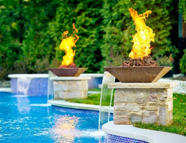 Jardim moderno piscina água fogo aceso calor